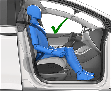 Osoba správně sedící na sedadle – ramena a záda opřená o sedadlo, nohy na podlaze, zapnutý bezpečnostní pás