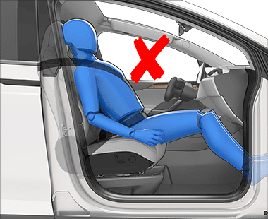 Osoba nesprávně sedící na sedadle s boky v přední části sedáku