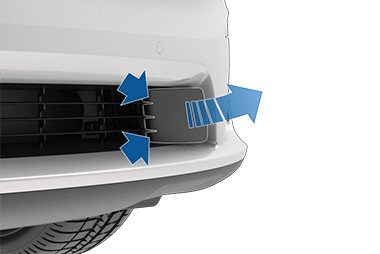 Vyobrazení přední části vozu se šipkami ukazujícími na drážky v krytce tažného oka