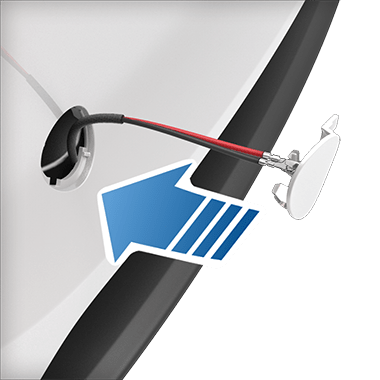 Freccia che indica di installare il coperchio dell'occhiello di traino.