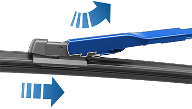 Detail lišty stěrače se dvěma modrými šipkami znázorňujícími nutnost zatáhnout za lištu směrem vpřed a nahoru