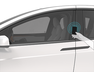 Snímek osoby přikládající přístupovou kartu ke sloupku dveří na straně řidiče