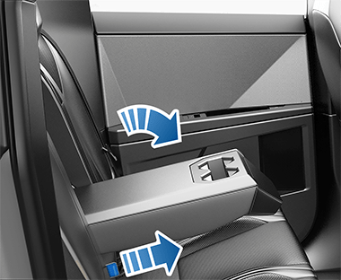 Botón en la parte trasera del asiento central trasero.