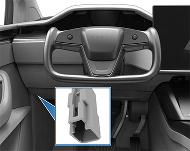 Zvětšené vyobrazení odkrytého konektoru v prostoru pro nohy