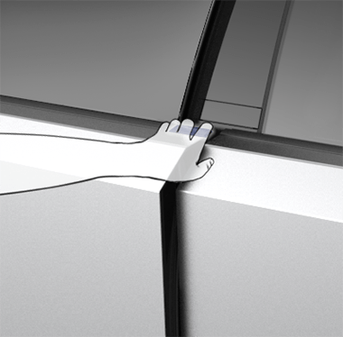 Primer plano de una mano abriendo la puerta del conductor agarrando el borde superior que está resaltado en azul.