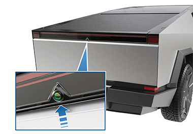 Vista exterior del vehículo desde atrás con flecha y detalle ampliado que muestran la ubicación de la cámara trasera