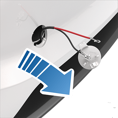 Coperchio dell'occhiello di traino sganciato con terminali in vista.