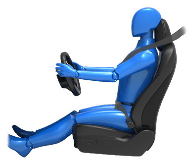 運転席でシートベルトを着用し、ハンドルに手を置いて座っている人