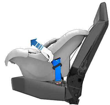 Un asiento infantil instalado en uno de los asientos con una mano tirando del cinturón de seguridad