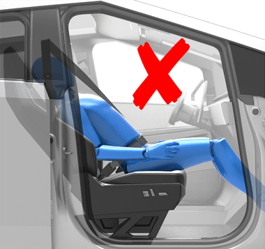 Persona sentada en un asiento del coche de forma incorrecta con el respaldo en posición reclinada