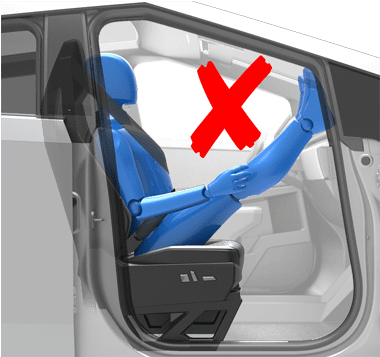 Persona sentada incorrectamente en el asiento del coche con los pies en el tablero