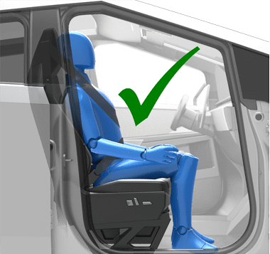 Persona sentada correctamente en el asiento del coche: hombros y espalda apoyados contra el asiento, los pies sobre el suelo y el cinturón abrochado