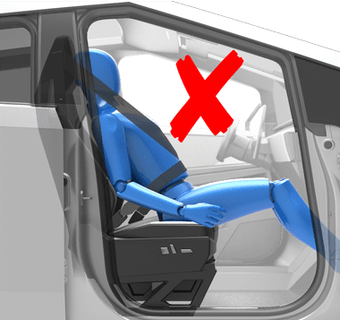 Persona sentada incorrectamente en el asiento del coche con las caderas en la parte delantera del cojín del asiento