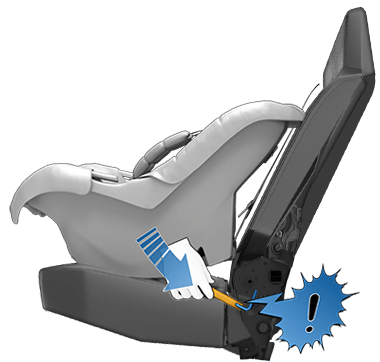 Asiento infantil colocándose en su posición y un bocadillo con una exclamación dentro apuntando a la barra de anclaje