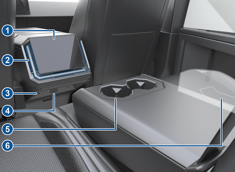 Asientos traseros con leyendas.