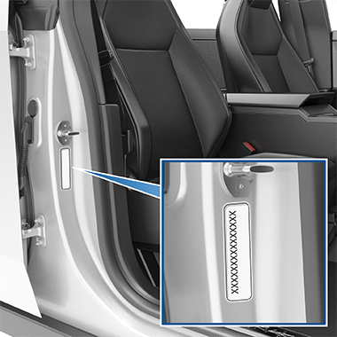 동승석 측 B필러에 있는 VIN 라벨을 가리키는 화살표.